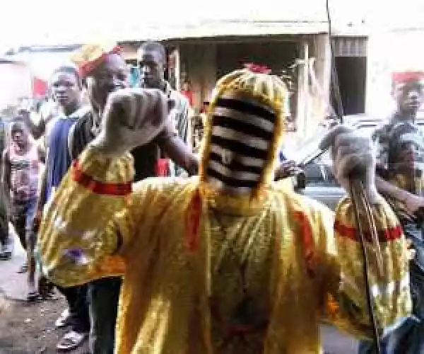 END Time Masquerade! See This Video Of A Masquarade Spotted In Bariga – Guess The Song He’s Dancing To?